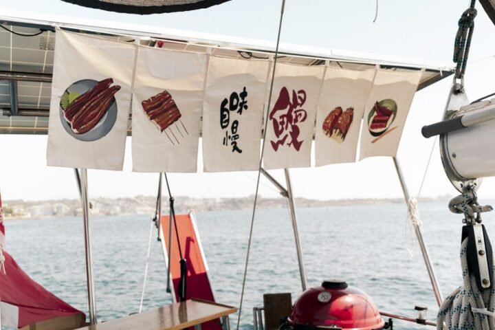 Barbacoa tipo kamado roja instalada en la cubierta de un velero
