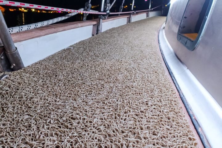 Cubierta antideslizante junto a la borda de un velero de noche
