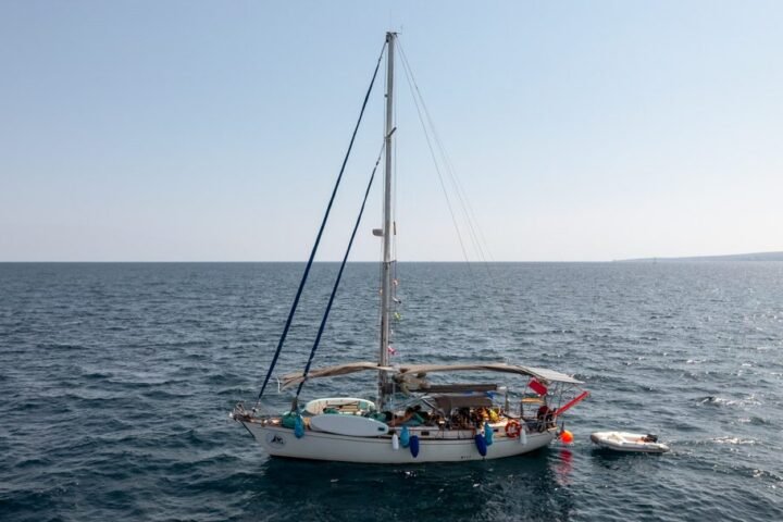 Velero fondeado en mar abierto con el horizonte de fondo