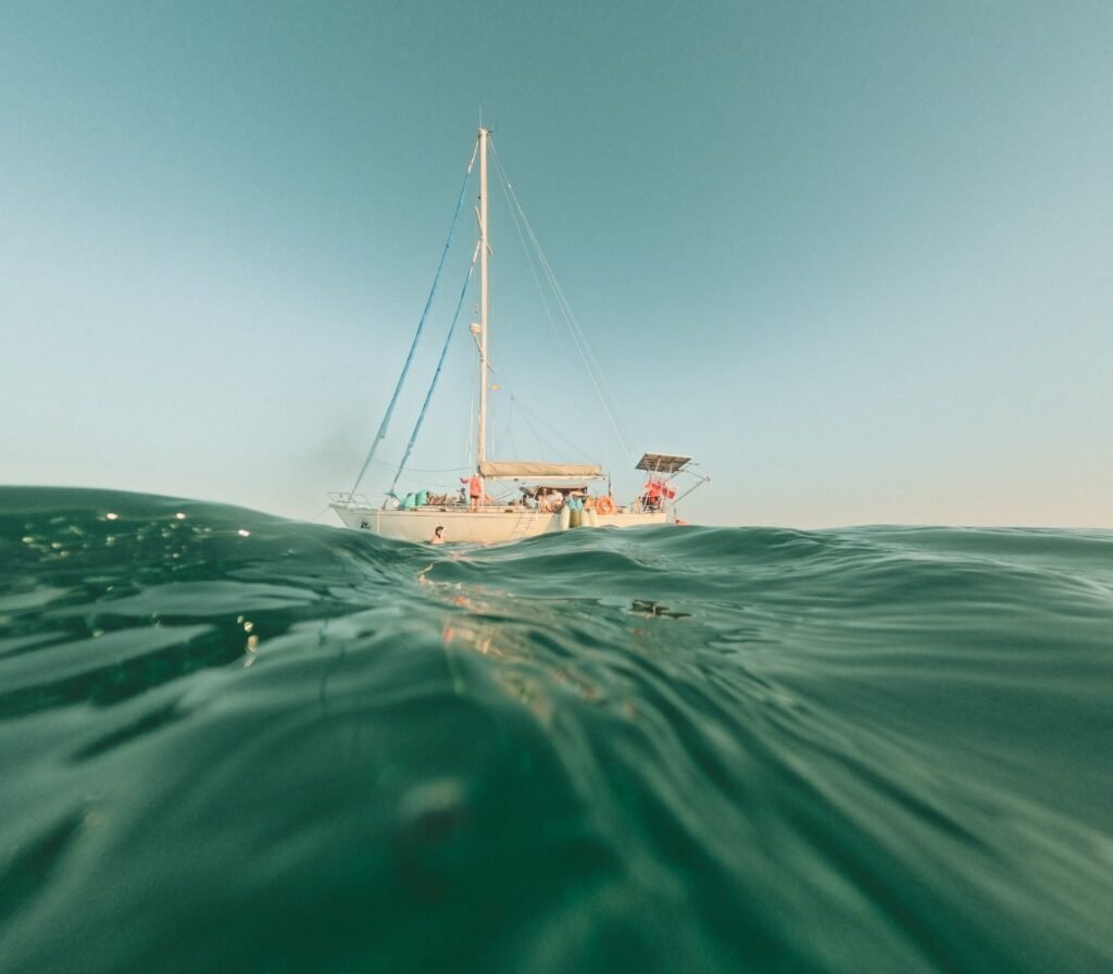 Velero visto a ras de agua en un día de mar tranquilo