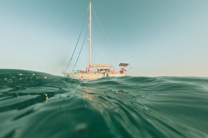 Velero visto a ras de agua en un día de mar tranquilo